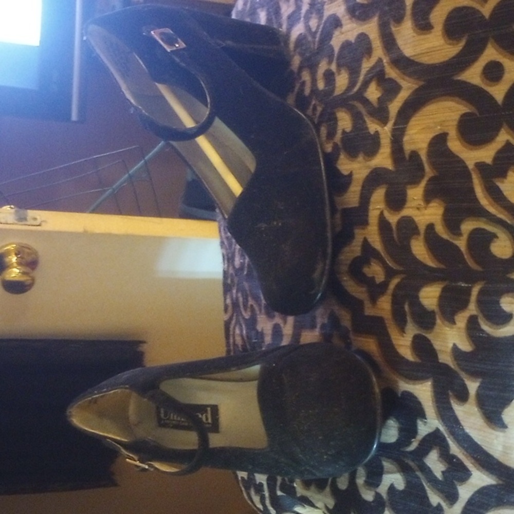 Unlisted size 8 black pair of shoes
